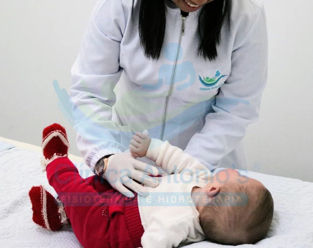 Fisioterapia respiratória em bebê