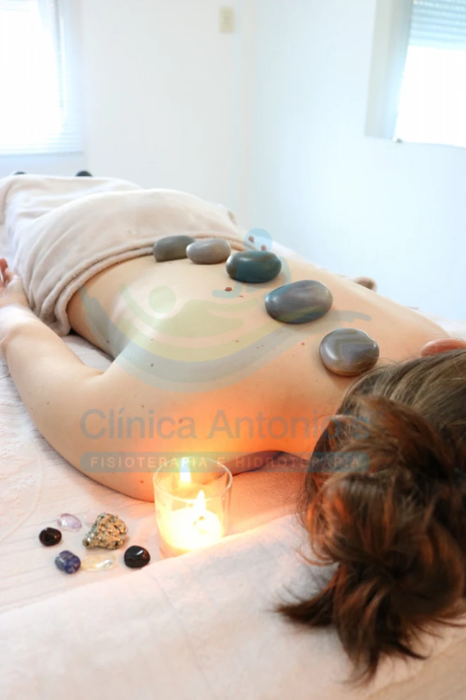 Massagem com pedras quentes: ideal para os dias mais frios
