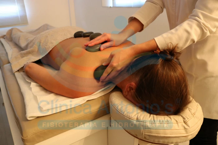 Através da massagem seu corpo relaxa e sua mente se tranquiliza