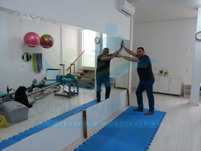 Espelho novo no estúdio de Pilates da Clínica Antonio's