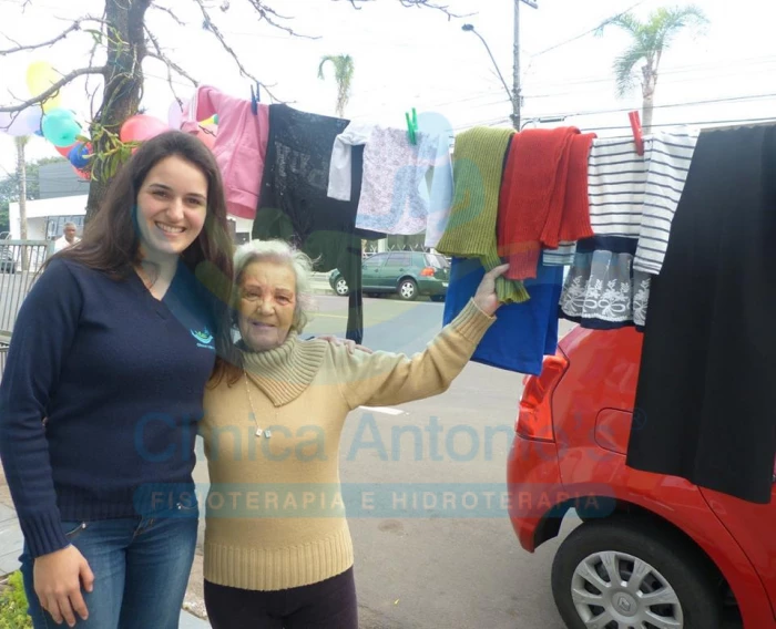 Varal Solidário - Clínica Antonio's! Dona Laura abastecendo o nosso varal!!!! Varal Solidário - Clínica Antonio's! Dona Laura abastecendo o nosso varal!!!!